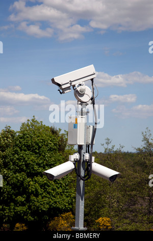 Una cámara CCTV de vigilancia en un soporte giratorio con conexión  inalámbrica a la estación base para la supervisión remota de seguridad  Fotografía de stock - Alamy