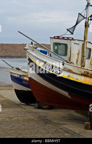 Dh Coble FILEY desembarque pesquero North Yorkshire barcas varadas en la playa Varadero fishingboats en tierra Foto de stock