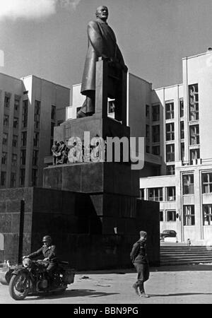 Eventos, Segunda Guerra Mundial / Segunda Guerra Mundial, Rusia 1941, soldados de la Luftwaffe frente al monumento de Lenin en Minsk, 23.7.1941, Foto de stock