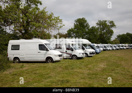 Larga fila de autocaravanas aparcadas en línea Stratford upon Avon Racecourse UK Foto de stock