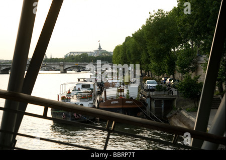 París Hausboote an der Seine Paris Casas Flotantes en el Río Sena Foto de stock