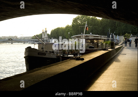 París Hausboote an der Seine Paris Casas Flotantes en el Río Sena Foto de stock