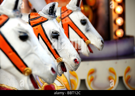 Detalle de tres caballos en un carrusel de feria Foto de stock