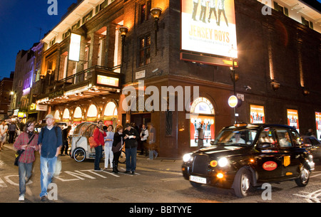 Hay taxis fuera de Prince Edwards Teatro Soho London UK Europa Foto de stock