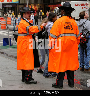 Los oficiales de seguridad pública PSOs en Times Square de Nueva York, EE.UU. Foto de stock