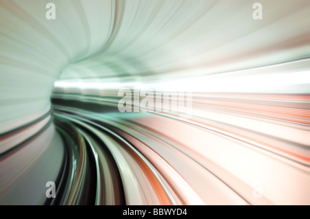 Resumen El túnel ferroviario de ver en alta velocidad. Foto mirando en frente de un tren en movimiento en Kuala Lumpur, Malasia. Foto de stock