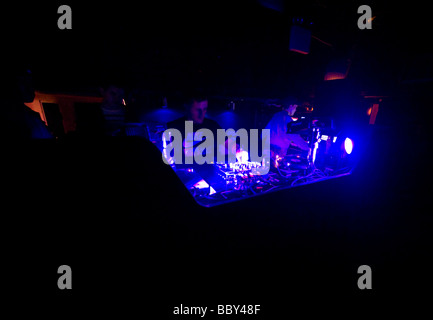 Cabina de DJ en un club nocturno Fotografía de stock - Alamy