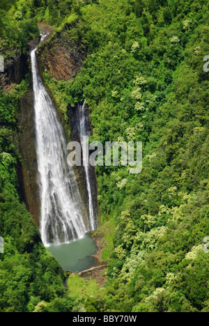 Manawaiopuna cae una cascada conocida como Jurassic cae en la isla de Kauai en Hawai, EE.UU.