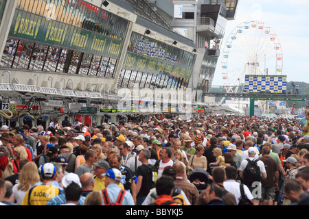 Le Mans sarthe 24 heures hora circuito de carreras de motor sport anual de Francia pit lane walk Foto de stock