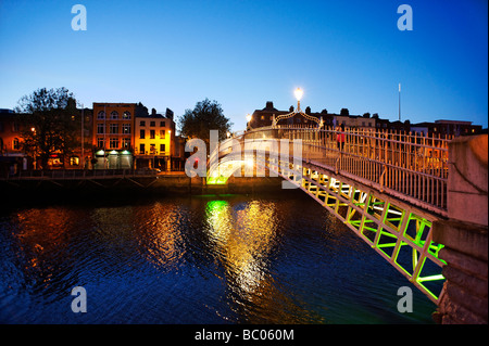 Ha Penny Bridge Ormond Quay inferior mirando hacia el centro de Dublín, República de Irlanda Foto de stock