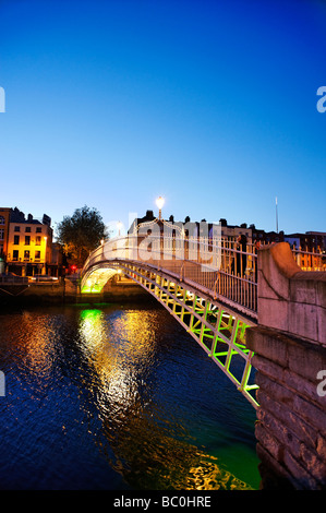 Ha Penny Bridge Ormond Quay inferior mirando hacia el centro de Dublín, República de Irlanda Foto de stock