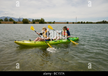 Madre e hijo adolescente en kayak en brazo del lago Ruataniwha Wairepo, cerca de Twizel Foto de stock