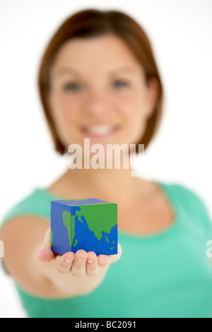 Mujer sosteniendo globo con forma de cubo