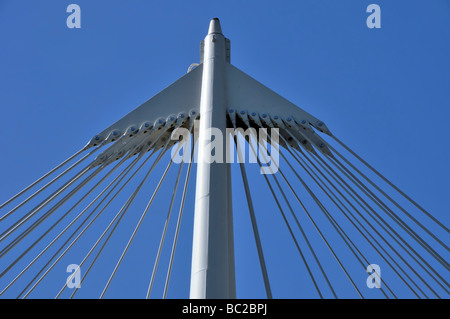 Las formas abstractas de la sección superior de la columna de soporte para cables de puente colgante.