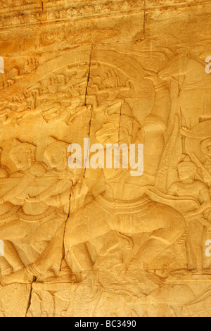[Batido del océano de leche], bajorrelieve representando Hanuman y ejército de devas tirando de serpientes, [cola] Angkor Wat, Camboya Foto de stock