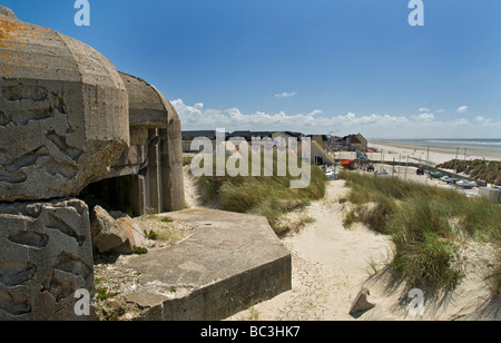 Playa fortificaciones costeras concretas WW2 alemán cañonera defensiva en Fort-Mahon-Plage Côte d'Opale Francia Foto de stock