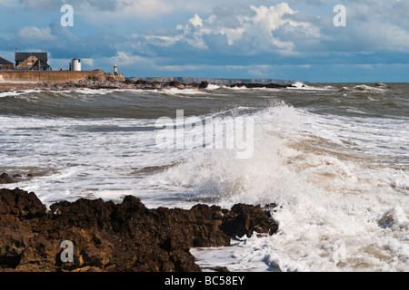 Las olas que rompen en la orilla en Porthcawl, Gales del Sur. Foto de stock