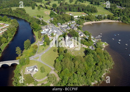 El pueblo de Kenmore en Escocia desde el aire Foto de stock