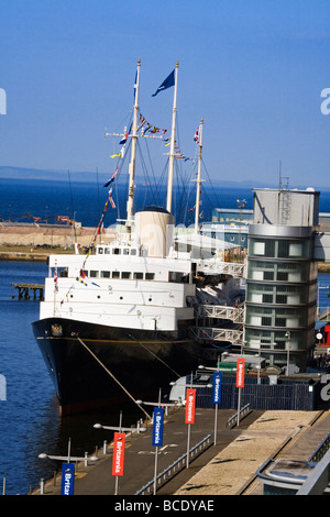 El Royal Yacht Britannia amarrados a Ocean Terminal, Leith Docks, Edimburgo, Escocia.