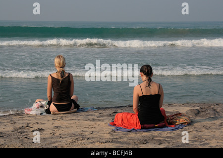 Meditación sobre la playa Kovalam Foto de stock