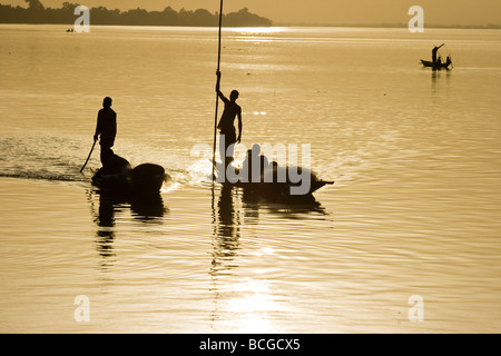 Barcos de pesca en el río Bani en Segou Malí Foto de stock