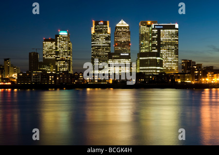 Canary Wharf, el distrito financiero de Londres se refleja en el río Támesis en Londres England Reino Unido atardecer Foto de stock