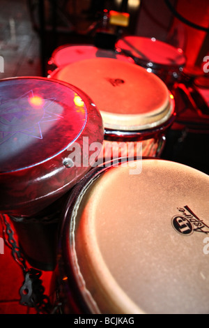 Tambores, tambores Bongo en club en Ibiza, Islas Baleares, España Foto de stock