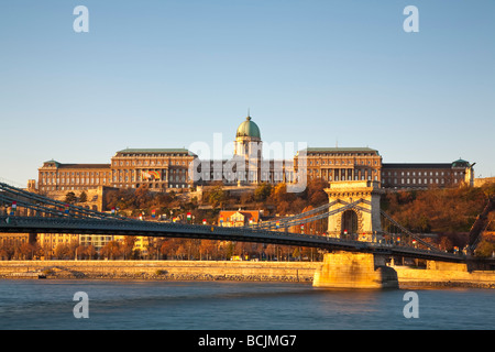 El Puente de la cadena y el Palacio Real en la Colina del Castillo, Budapest, Hungría, RF