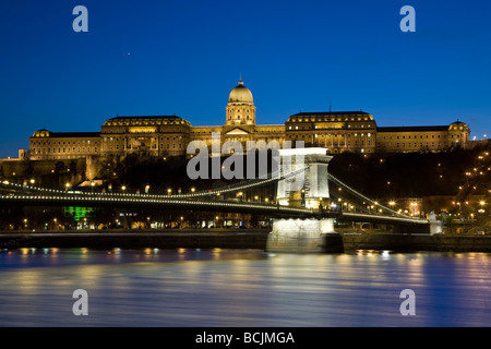 El Puente de la cadena y el Palacio Real en la Colina del Castillo, Budapest, Hungría, RF Foto de stock