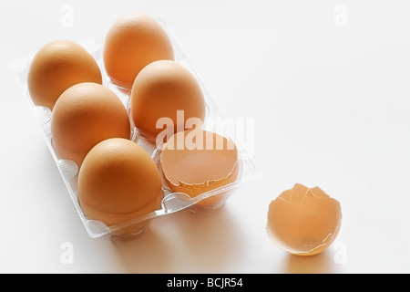 Los huevos en una caja de cartón Foto de stock