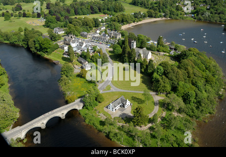 Una vista aérea de la aldea escocesa de Kenmore en Loch Tay Foto de stock