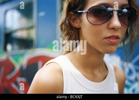 Mujer joven con gafas de sol, Retrato Foto de stock