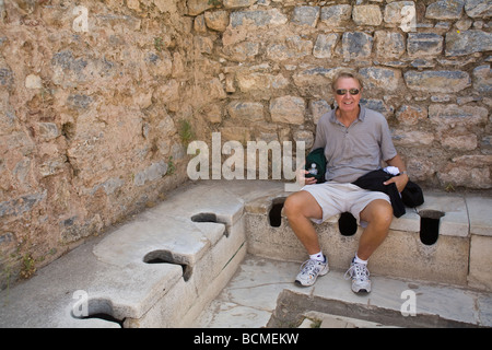 Antiguos sanitarios públicos o letrinas en Éfeso en Turquía Fotografía