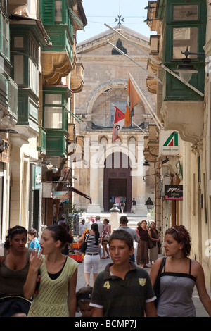 La escena de la calle Valletta; conduce a la catedral de San Juan, Valletta Malta, Europa Foto de stock