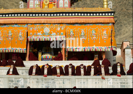 Los monjes vistiendo elaborados trajes ceremoniales en el monasterio de Labrang, el condado de Xiahe, Prefectura Autónoma Tibetana de Gannan, Gansu Foto de stock