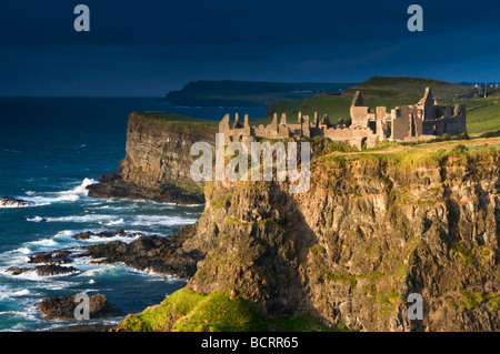 Castillo de Dunluce, Costa de la Herencia, Condado de Antrim, Irlanda del Norte, REINO UNIDO Foto de stock