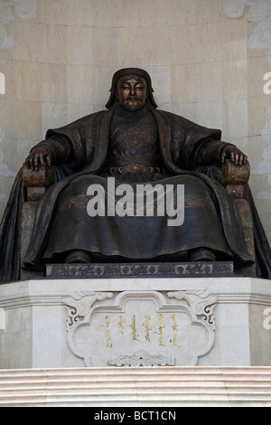 Genghis Khan monumento en la plaza de Sukhbaatar, Ulaanbaatar, Mongolia Foto de stock