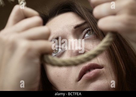 Mujer sosteniendo la cuerda y va a ser ahorcado Foto de stock