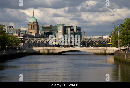 Vista del río Liffey, en el centro de la ciudad de Dublin república de Irlanda Foto de stock