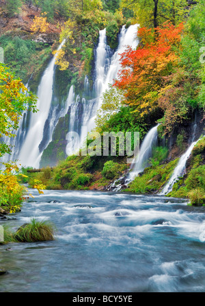 Burney Falls con color en el otoño McArthur Burney Falls Memorial State Park California Foto de stock