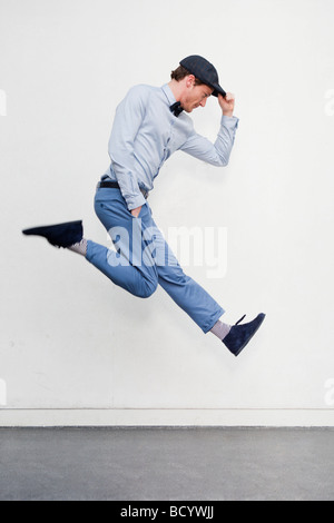 Hombre saltando en el aire Foto de stock