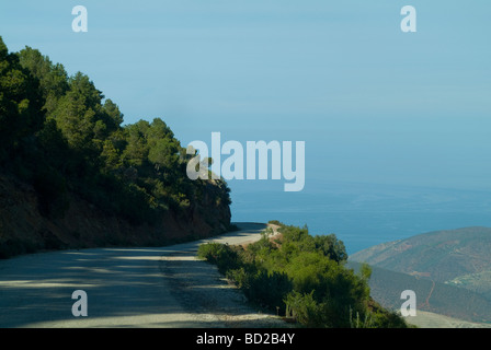 Paisaje con una carretera vacía en las montañas del Rif y del mar Mediterráneo en el fondo Marruecos Foto de stock