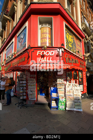 Tienda de la esquina "Crispins Food Hall' quiosco Shaftesbury Avenue, Londres, Inglaterra, Reino Unido. Europa