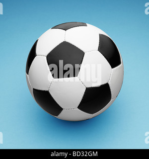 Cuero blanco y negro / Fútbol balón de fútbol sobre fondo azul.