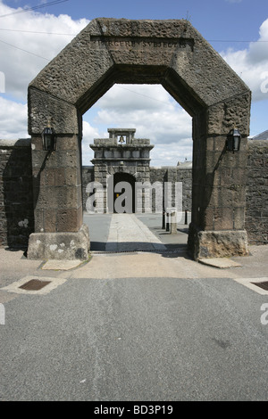 Aldea de Princetown, Inglaterra. Entrada principal a comienzos del siglo XIX, HM Prisión Dartmoor. Foto de stock