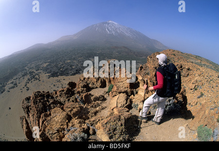 Wanderin en la cumbre de la Fortaleza, 2159m, en la parte posterior de Mt. El pico del Teide, 3718m, Tenerife, Islas Canarias, España, Europa Foto de stock