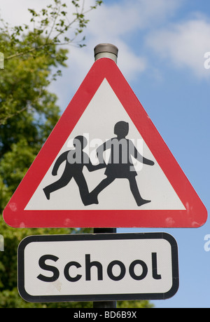 Advertencia triangular School del Reino Unido el tráfico por carretera Signo Foto de stock
