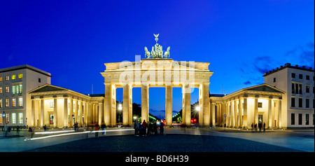 Night Shot de la Puerta de Brandenburgo (Brandenburger Tor) en Berlín, Alemania, y atracción icónica de la historia alemana.