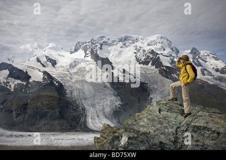 Mujer joven en el glaciar Gornetgrat Suiza Foto de stock