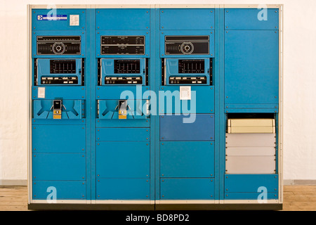 Etiquetadora DYMO roja de plástico vintage, aislada sobre fondo blanco,  primeros planos Fotografía de stock - Alamy